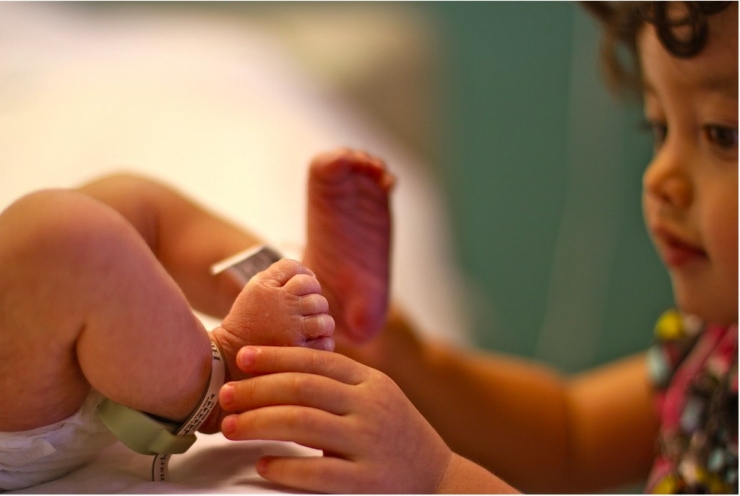 Illustration de l'article : Ces enfants voient leurs petits frères et soeurs pour la toute première fois : 32 photos pleines d'émotion et d'émerveillement