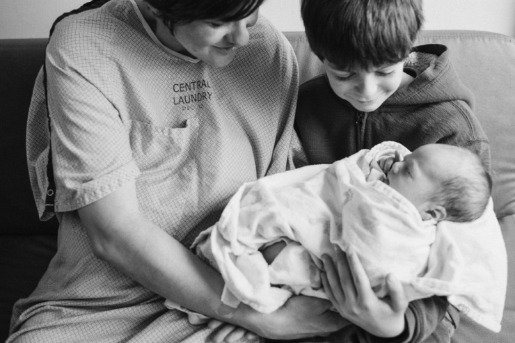 Illustration de l'article : Ces enfants voient leurs petits frères et soeurs pour la toute première fois : 32 photos pleines d'émotion et d'émerveillement