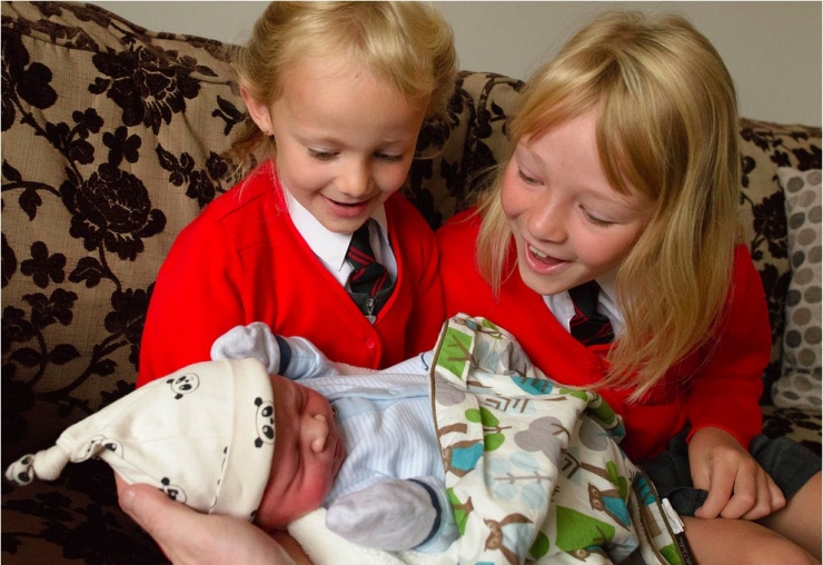 Illustration de l'article : Ces enfants voient leurs petits frères et soeurs pour la toute première fois : 32 photos pleines d'émotion et d'émerveillement