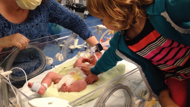 Illustration de l'article : Ces enfants voient leurs petits frères et soeurs pour la toute première fois : 32 photos pleines d'émotion et d'émerveillement