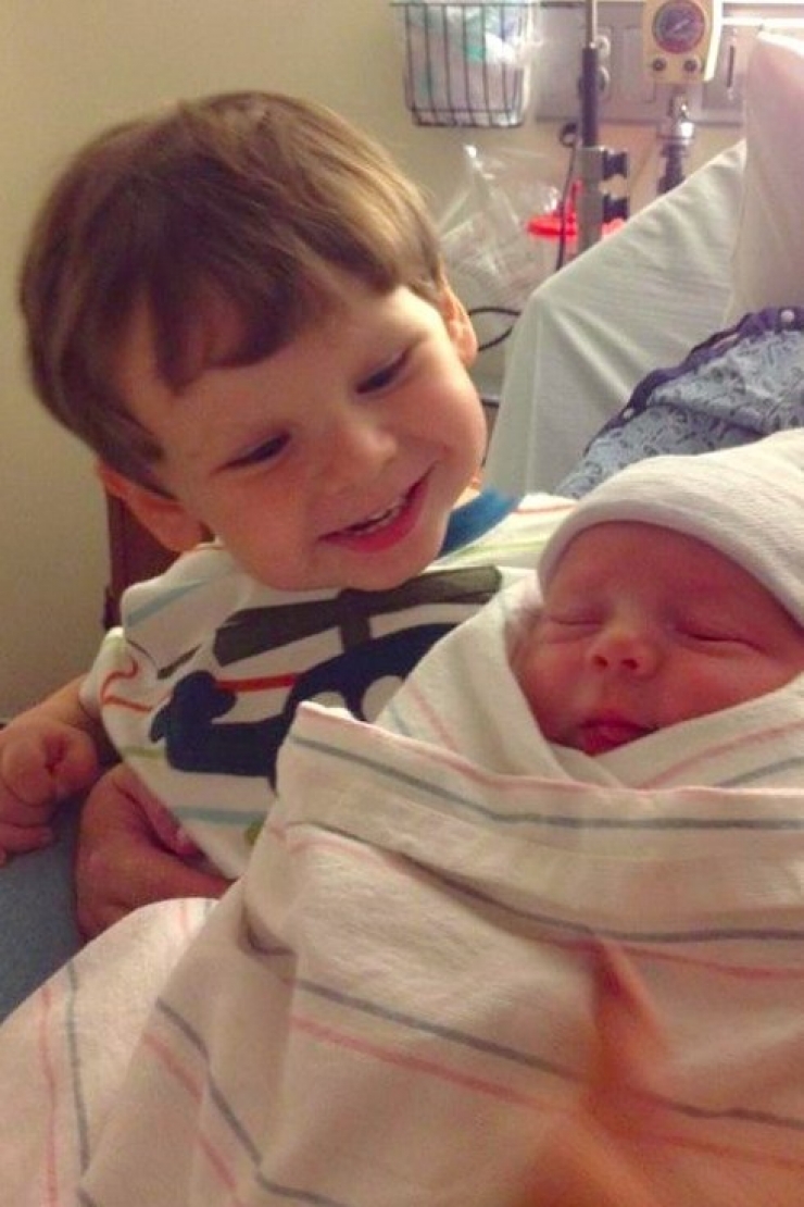 Illustration de l'article : Ces enfants voient leurs petits frères et soeurs pour la toute première fois : 32 photos pleines d'émotion et d'émerveillement