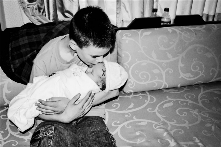 Illustration de l'article : Ces enfants voient leurs petits frères et soeurs pour la toute première fois : 32 photos pleines d'émotion et d'émerveillement