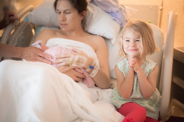 Illustration de l'article : Ces enfants voient leurs petits frères et soeurs pour la toute première fois : 32 photos pleines d'émotion et d'émerveillement