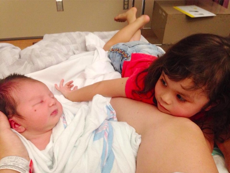 Illustration de l'article : Ces enfants voient leurs petits frères et soeurs pour la toute première fois : 32 photos pleines d'émotion et d'émerveillement