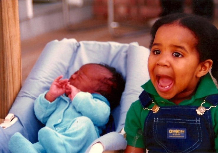Illustration de l'article : Ces enfants voient leurs petits frères et soeurs pour la toute première fois : 32 photos pleines d'émotion et d'émerveillement