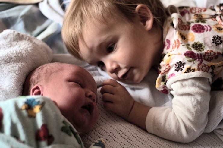 Illustration de l'article : Ces enfants voient leurs petits frères et soeurs pour la toute première fois : 32 photos pleines d'émotion et d'émerveillement