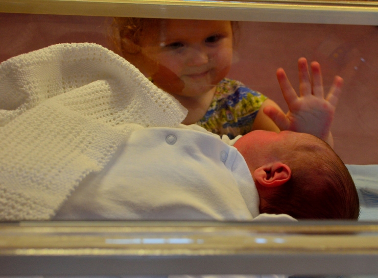 Illustration de l'article : Ces enfants voient leurs petits frères et soeurs pour la toute première fois : 32 photos pleines d'émotion et d'émerveillement