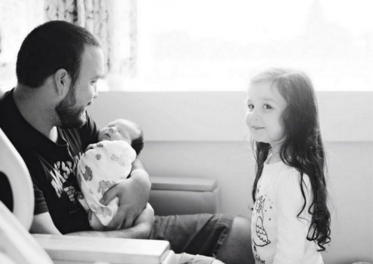 Illustration de l'article : Ces enfants voient leurs petits frères et soeurs pour la toute première fois : 32 photos pleines d'émotion et d'émerveillement