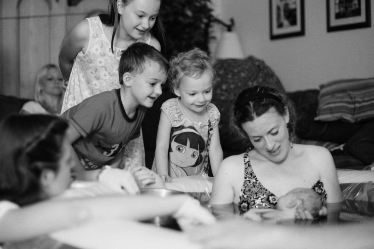 Illustration de l'article : Ces enfants voient leurs petits frères et soeurs pour la toute première fois : 32 photos pleines d'émotion et d'émerveillement