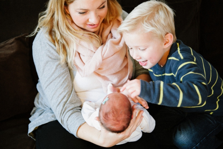 Illustration de l'article : Ces enfants voient leurs petits frères et soeurs pour la toute première fois : 32 photos pleines d'émotion et d'émerveillement