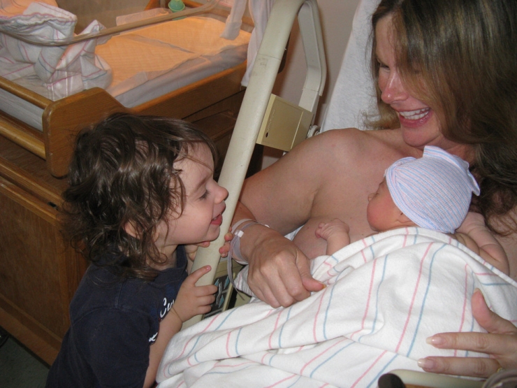 Illustration de l'article : Ces enfants voient leurs petits frères et soeurs pour la toute première fois : 32 photos pleines d'émotion et d'émerveillement