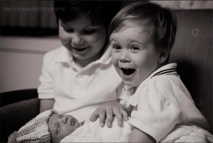 Illustration de l'article : Ces enfants voient leurs petits frères et soeurs pour la toute première fois : 32 photos pleines d'émotion et d'émerveillement