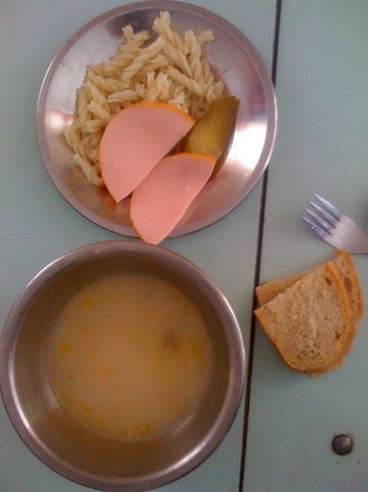 Illustration de l'article : 12 plateaux repas propos&eacute;s dans des cantines scolaires de diff&eacute;rents pays