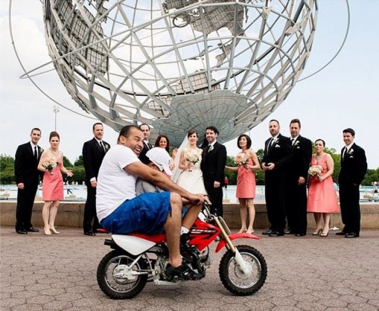 Illustration de l'article : 23 rigolos qui n'ont rien trouvé de mieux à faire que de gâcher des photos de mariages