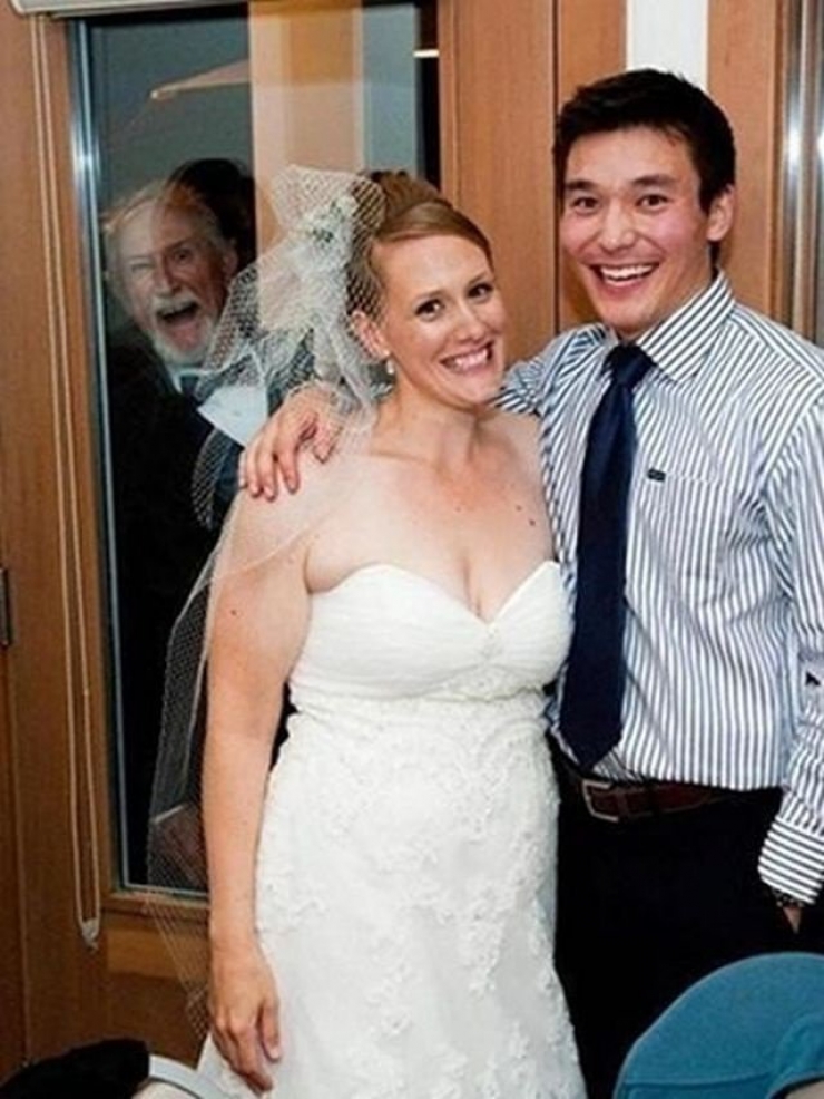 Illustration de l'article : 23 rigolos qui n'ont rien trouvé de mieux à faire que de gâcher des photos de mariages