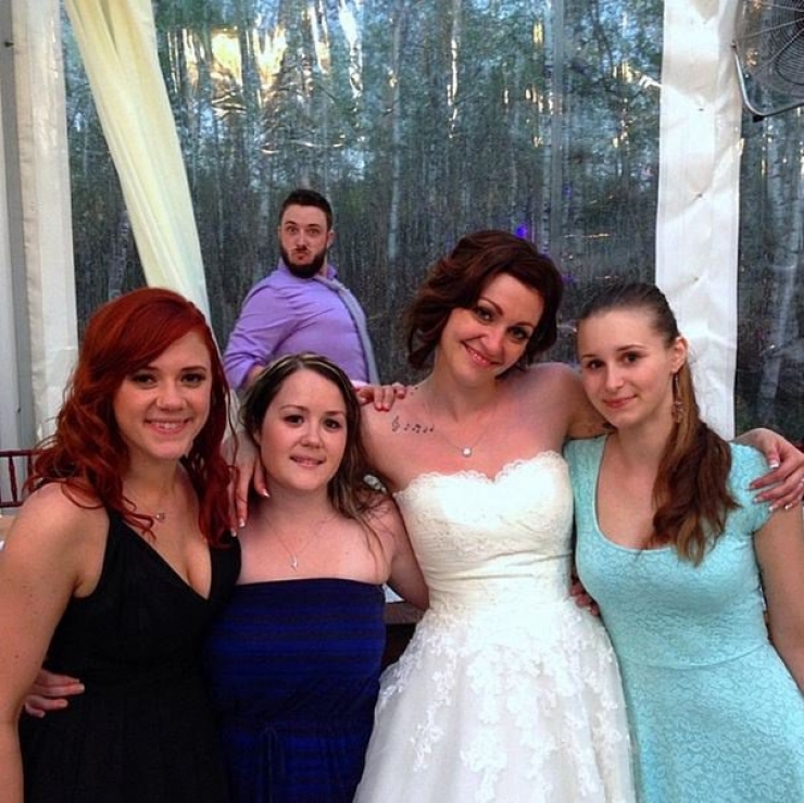 Illustration de l'article : 23 rigolos qui n'ont rien trouvé de mieux à faire que de gâcher des photos de mariages