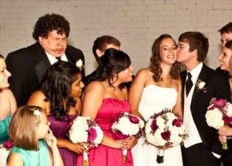 Illustration de l'article : 23 rigolos qui n'ont rien trouvé de mieux à faire que de gâcher des photos de mariages