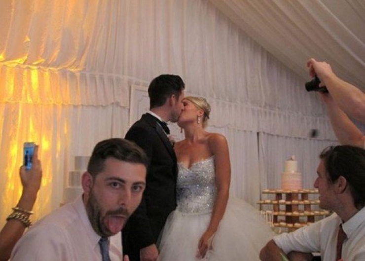 Illustration de l'article : 23 rigolos qui n'ont rien trouvé de mieux à faire que de gâcher des photos de mariages