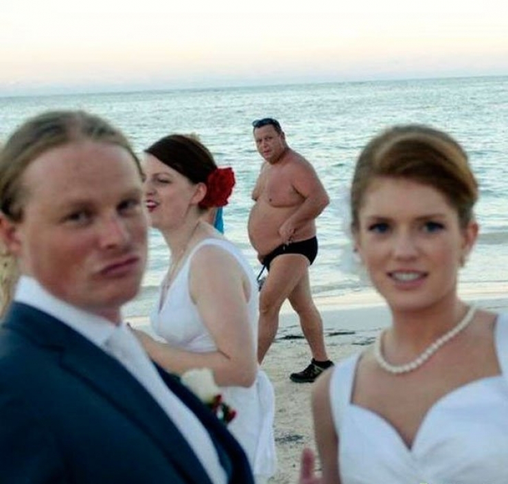 Illustration de l'article : 23 rigolos qui n'ont rien trouvé de mieux à faire que de gâcher des photos de mariages