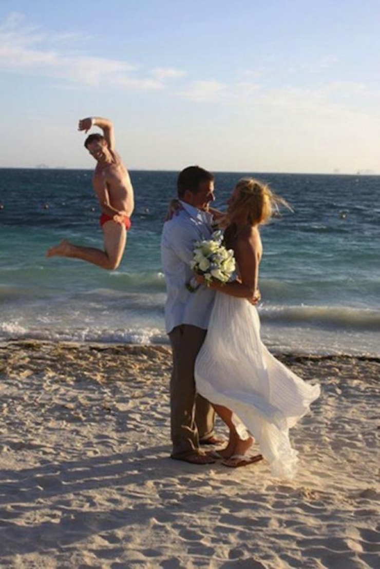 Illustration de l'article : 23 rigolos qui n'ont rien trouvé de mieux à faire que de gâcher des photos de mariages