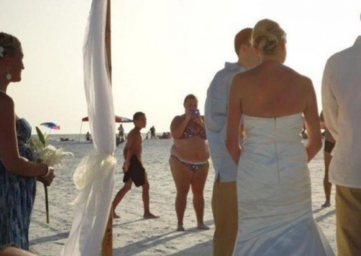 Illustration de l'article : 23 rigolos qui n'ont rien trouvé de mieux à faire que de gâcher des photos de mariages