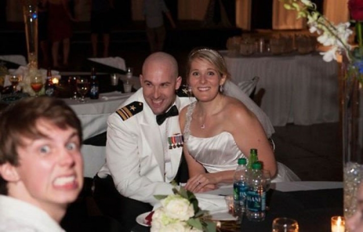 Illustration de l'article : 23 rigolos qui n'ont rien trouvé de mieux à faire que de gâcher des photos de mariages