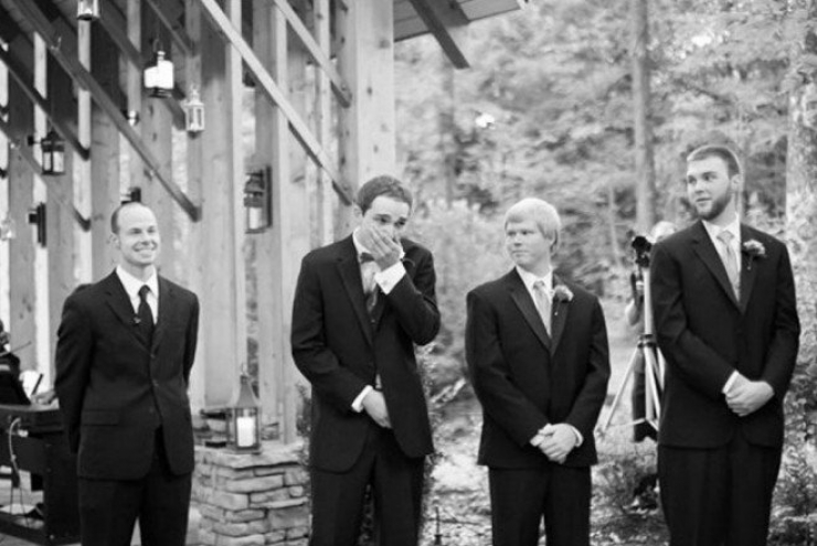 Illustration de l'article : 18 photos d'hommes qui voient leur épouse arriver en robe de mariée