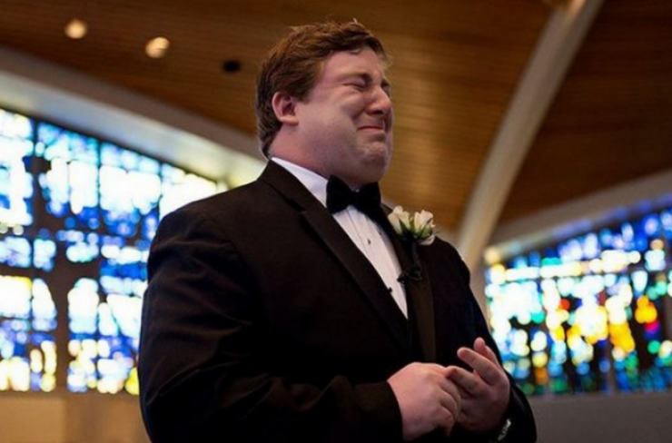 Illustration de l'article : 18 photos d'hommes qui voient leur épouse arriver en robe de mariée