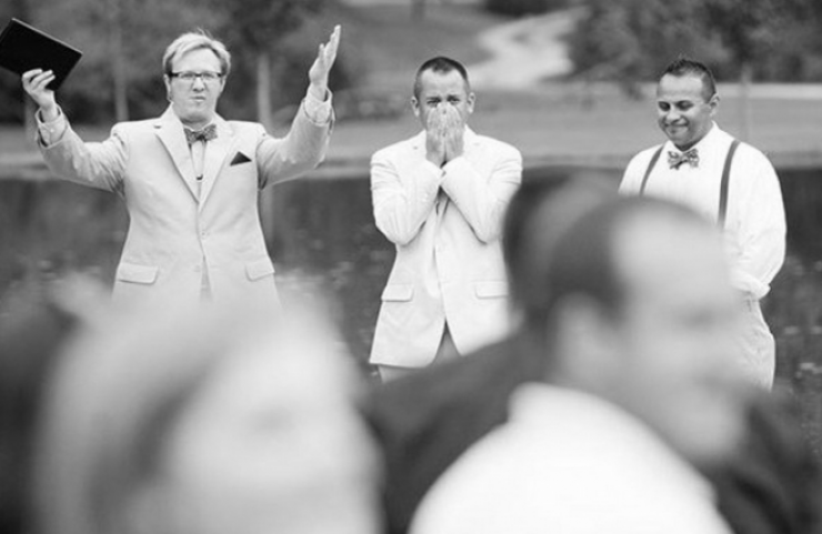 Illustration de l'article : 18 photos d'hommes qui voient leur épouse arriver en robe de mariée