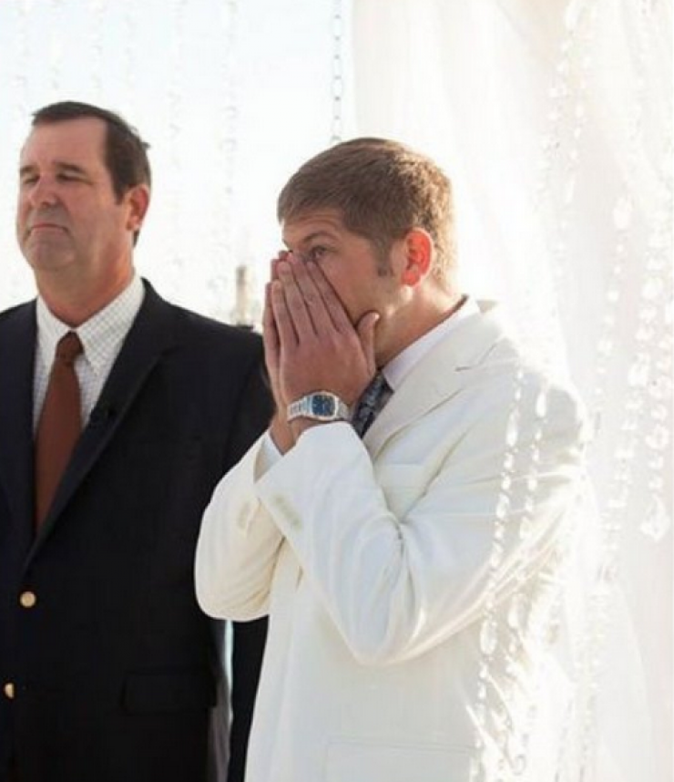 Illustration de l'article : 18 photos d'hommes qui voient leur épouse arriver en robe de mariée