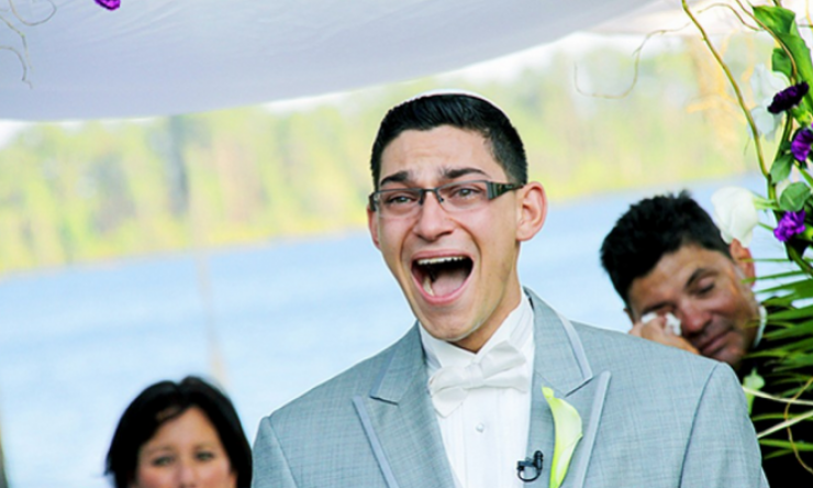 Illustration de l'article : 18 photos d'hommes qui voient leur épouse arriver en robe de mariée