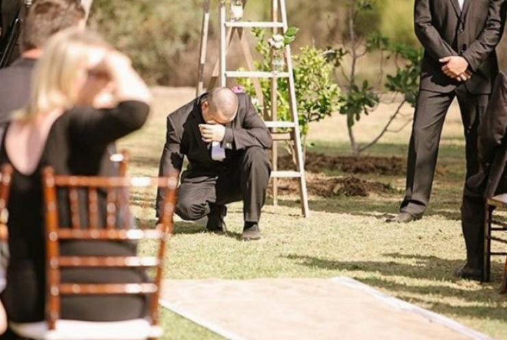 Illustration de l'article : 18 photos d'hommes qui voient leur épouse arriver en robe de mariée