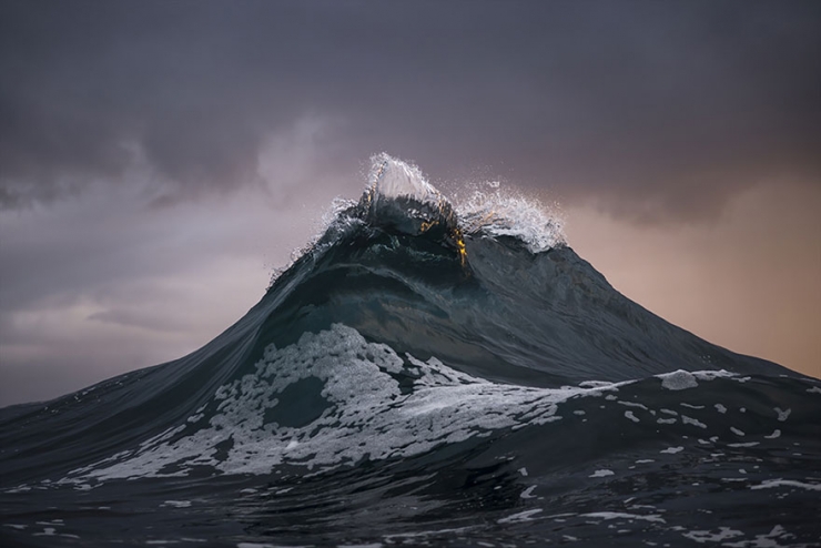 Illustration de l'article : Sous l'objectif de ce photographe, les vagues deviennent des montagnes