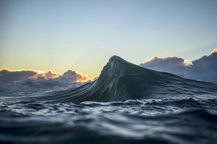 Illustration de l'article : Sous l'objectif de ce photographe, les vagues deviennent des montagnes