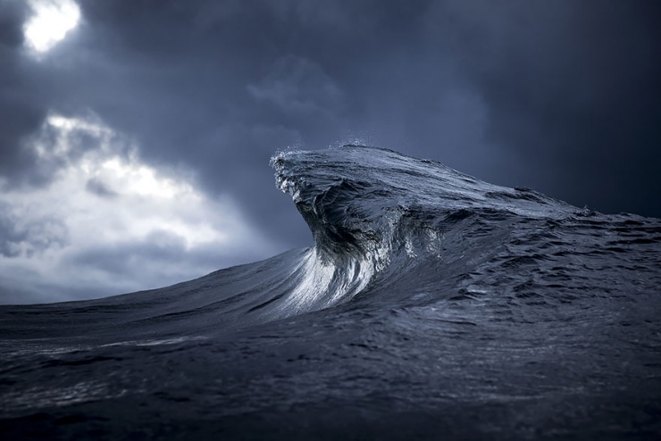 Illustration de l'article : Sous l'objectif de ce photographe, les vagues deviennent des montagnes