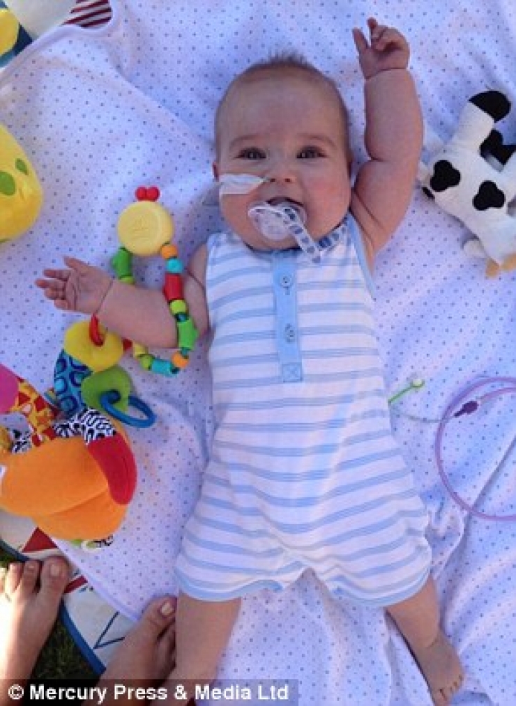 Illustration de l'article : N&eacute; avec la moiti&eacute; d'un coeur, ce b&eacute;b&eacute; n'aurait pas du rester en vie... C'est un vrai miracle !