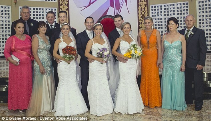 Illustration de l'article : Ces tripl&eacute;s viennent de se marier le m&ecirc;me jour, dans la m&ecirc;me &eacute;glise avec des robes identiques !