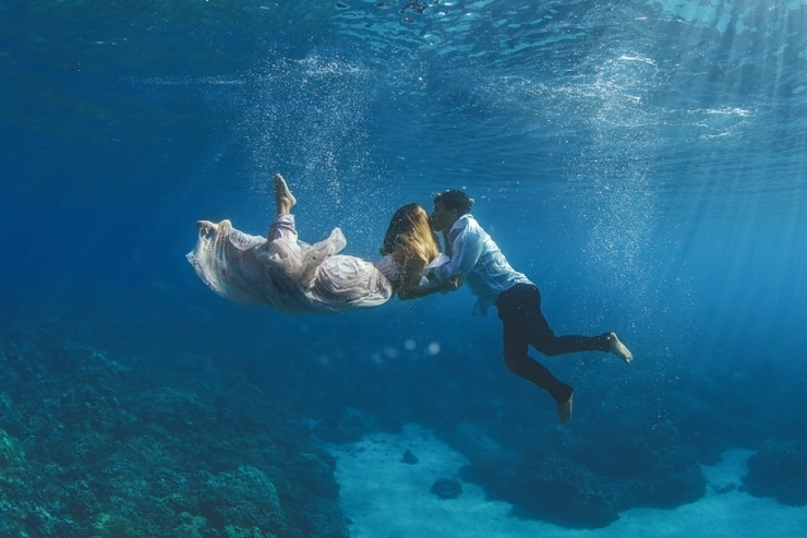 Illustration de l'article : Ne voulant pas de photos de mariage banales, ils immortalisent le moment sous l'eau !