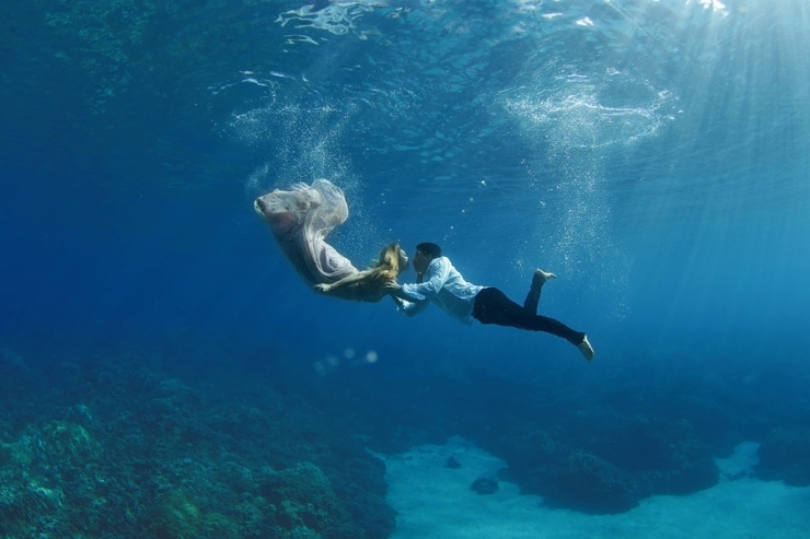 Illustration de l'article : Ne voulant pas de photos de mariage banales, ils immortalisent le moment sous l'eau !