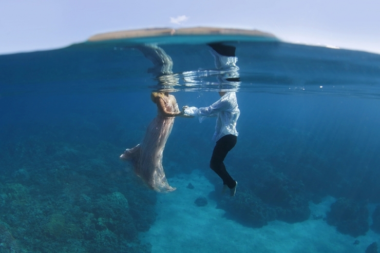 Illustration de l'article : Ne voulant pas de photos de mariage banales, ils immortalisent le moment sous l'eau !