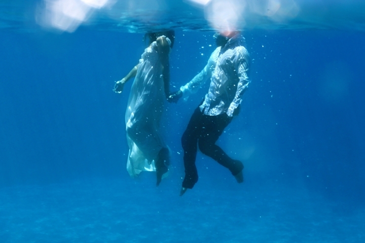 Illustration de l'article : Ne voulant pas de photos de mariage banales, ils immortalisent le moment sous l'eau !
