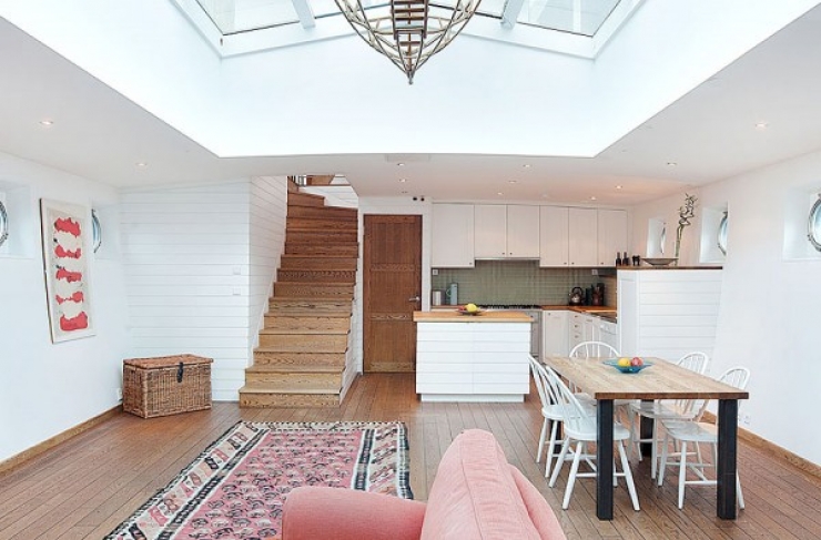 Illustration de l'article : Ce qu'ils ont fait de cette vieille barge r&eacute;cup&eacute;r&eacute;e est impressionnant. Joli boulot !