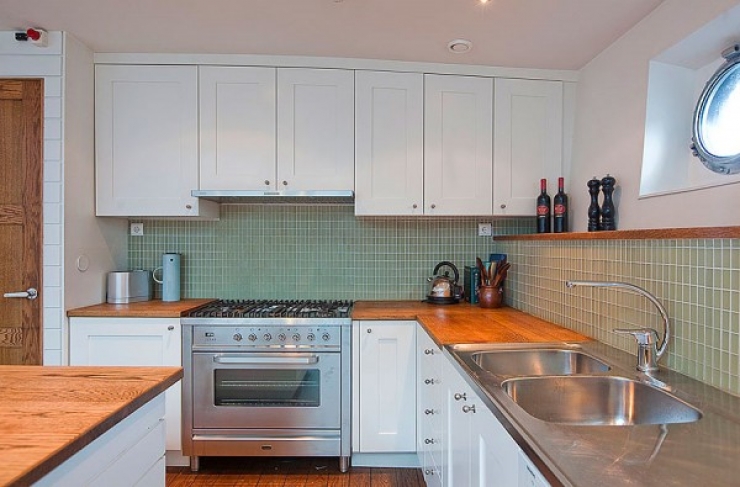 Illustration de l'article : Ce qu'ils ont fait de cette vieille barge r&eacute;cup&eacute;r&eacute;e est impressionnant. Joli boulot !