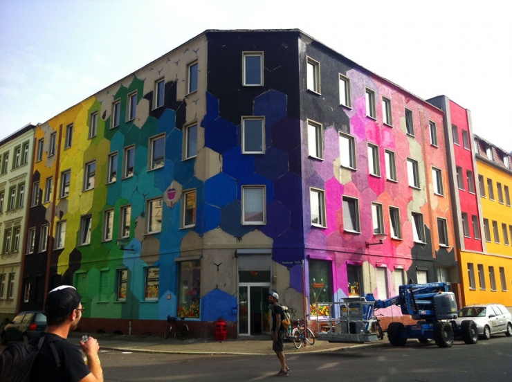 Illustration de l'article : Elle transforme un b&acirc;timent aux murs tristement gris en une joyeuse ruche color&eacute;e