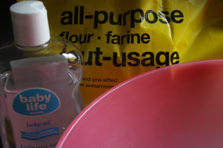 Illustration de l'article : Voici comment r&eacute;aliser du sable de lune avec 2 ingredients seulement. Id&eacute;al pour les enfants !