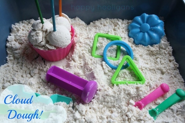 Illustration de l'article : Voici comment r&eacute;aliser du sable de lune avec 2 ingredients seulement. Id&eacute;al pour les enfants !