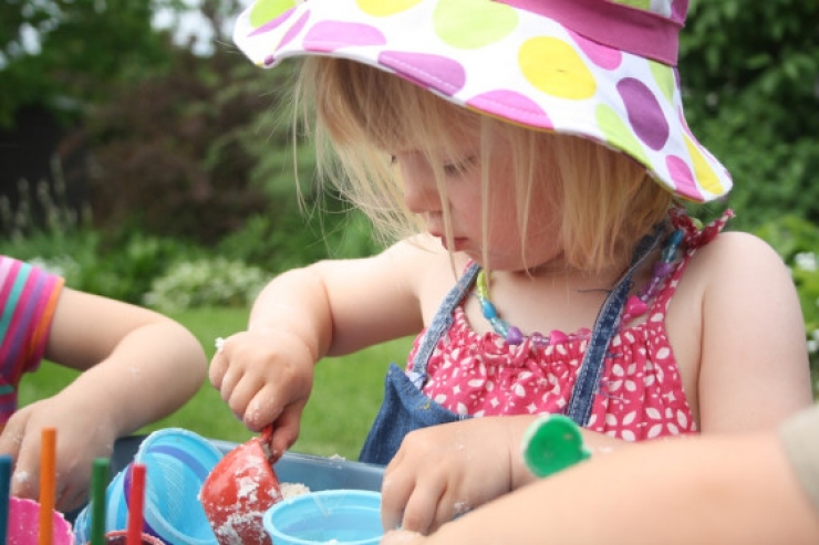 Illustration de l'article : Voici comment r&eacute;aliser du sable de lune avec 2 ingredients seulement. Id&eacute;al pour les enfants !