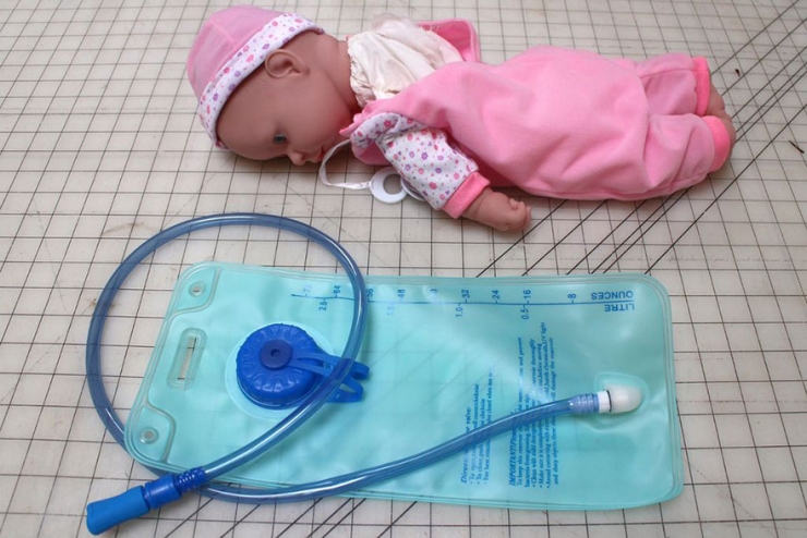 Illustration de l'article : Il voulait boire tranquillement et sans se faire repérer. Découvrez l'étrange gadget qu'il s'est fabriqué