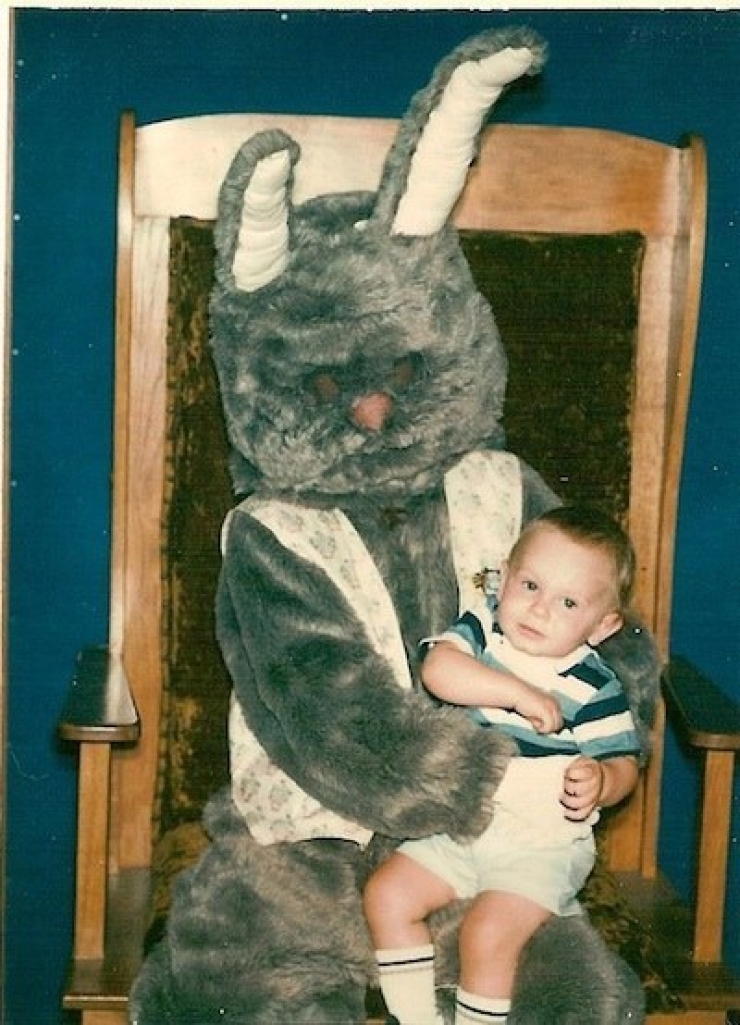 Illustration de l'article : 17 photos d'enfants terroris&eacute;s par les lapins de P&acirc;ques