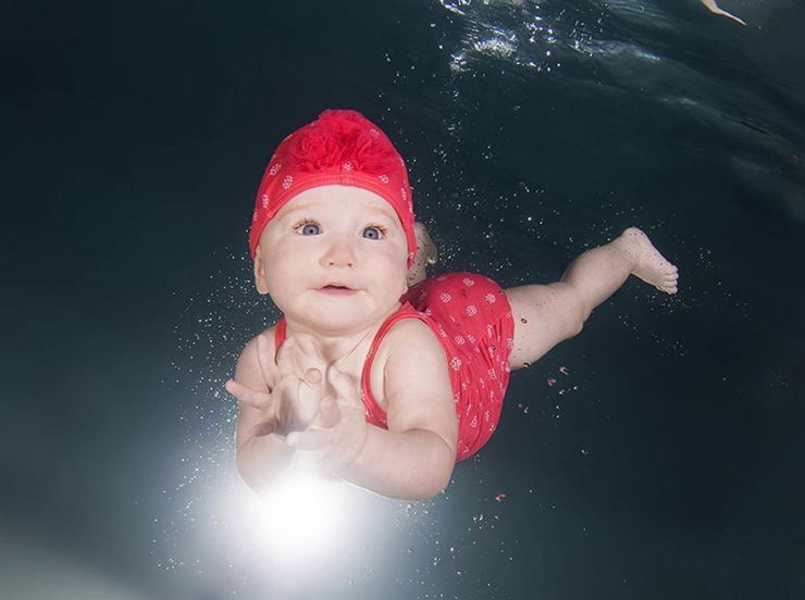 Illustration de l'article : Il photographie des bébés sous l'eau pour la bonne cause